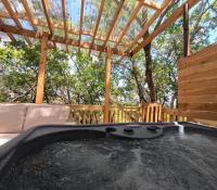 Ein Garten an der Unterkunft Cozy Coop Casita - Lake Travis-Hot Tub-Tiny House