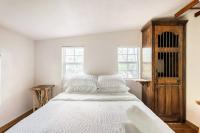 Ein Bett oder Betten in einem Zimmer der Unterkunft Cozy Coop Casita - Lake Travis-Hot Tub-Tiny House