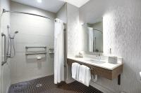 Holiday Inn Express Airport Calgary by IHGにあるバスルーム