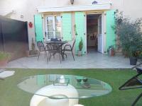 Patio lub wspólna przestrzeń na świeżym powietrzu w obiekcie Maison coquette en Camargue
