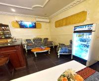 Una sala de estar con una pecera en la esquina. en DF HOTEL plazza, en Yaoundé