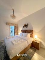 Ein Bett oder Betten in einem Zimmer der Unterkunft Stylish 3-bedroom plus Maid room - Villa in JVC - Dubai