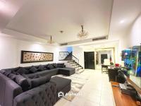 ein Wohnzimmer mit einem großen Sofa und einer Treppe in der Unterkunft Stylish 3-bedroom plus Maid room - Villa in JVC - Dubai in Dubai