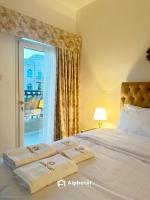 Ein Bett oder Betten in einem Zimmer der Unterkunft Stylish 3-bedroom plus Maid room - Villa in JVC - Dubai