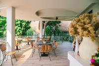 Villa De Leaf River Kaeng Krachan في فيتشابوري: فناء به طاولات وكراسي وطاولة