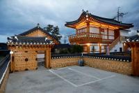 ein Gebäude mit einem Tennisplatz davor in der Unterkunft Hanok stay Mokhyang in Gyeongju