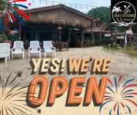 un cartello che dice che siamo aperti di fronte a un edificio di Bangbaobeach Resort a Ko Chang