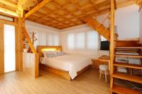 Ein Bett oder Betten in einem Zimmer der Unterkunft Hanok stay Mokhyang