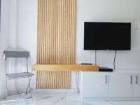 TV a/nebo společenská místnost v ubytování Sea Side Appartment in Kato Paphos
