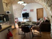 Telewizja i/lub zestaw kina domowego w obiekcie Manoir du Charme dans les Gorges du Tarn LOZERE