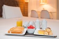 un vassoio di prodotti per la colazione su un tavolo di Zapt Motel - Adults Only a San Paolo