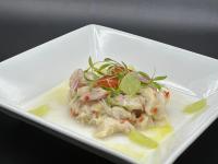 un piatto di cibo con gamberi e verdure sopra di Zapt Motel - Adults Only a San Paolo