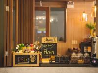 um balcão com uma placa que diz "frango e arroz da mamãe" em Ploen Chaweng by Tolani em Chaweng