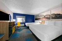 Una habitación de hotel con dos camas y un televisor de pantalla plana. en Days Inn by Wyndham Fort Smith, en Fort Smith
