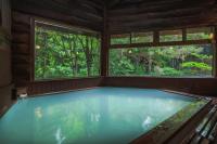 bañera de hidromasaje en una habitación con 2 ventanas en Takamiya Hotel Hammond, en Zao Onsen