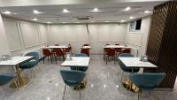 una stanza con tavoli e sedie di Espoir HOTEL a Istanbul