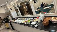 una linea a buffet in un ristorante con cibo di Espoir HOTEL a Istanbul