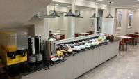 una linea a buffet in un ristorante con cibo sopra di Espoir HOTEL a Istanbul