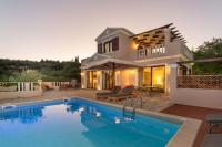 Bazén v ubytovaní Triena Villas by PaxosRetreats alebo v jeho blízkosti