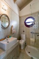 Kúpeľňa v ubytovaní Triena Villas by PaxosRetreats