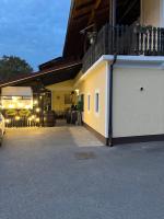 ein Gebäude mit einem Parkplatz neben einem Gebäude in der Unterkunft Apartman Dada in Krapinske Toplice