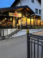 ein Restaurant mit einem Schild an der Seite eines Gebäudes in der Unterkunft Apartman Dada in Krapinske Toplice