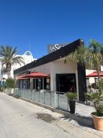 Super appartement avec 5 piscines en résidence في المنستير: مطعم فيه نخل امام مبنى