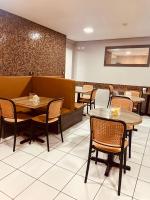 Un comedor con mesas y sillas en un restaurante. en Hotel Enseada Boa Viagem, en Recife