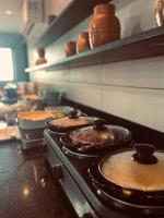 un grupo de ollas y sartenes sobre una estufa en una cocina en Hotel Enseada Boa Viagem, en Recife