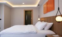 イスタンブールにあるBeL LETTO HOTELの白いシーツと枕が備わったベッドのある寝室