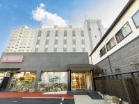 un hotel con un edificio de fondo en Inuyama Miyako Hotel, en Inuyama
