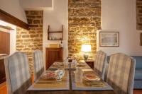 Posedenie v ubytovaní Aurora's, Renaissance Suite, Historic Apartment, pivot location, few walks from all, AC bedroom