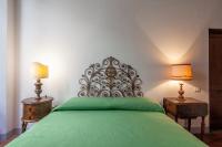 Posteľ alebo postele v izbe v ubytovaní Aurora's, Renaissance Suite, Historic Apartment, pivot location, few walks from all, AC bedroom