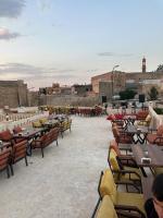 un gruppo di tavoli e sedie su un patio di Sikeft Otel a Midyat