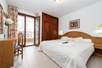 Łóżko lub łóżka w pokoju w obiekcie Apartamentos Xaloc HRC