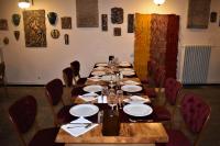 Un restaurante u otro lugar para comer en Karballa Hotel