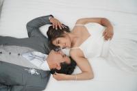 Una novia y un novio tirados en el suelo en PRIVATE ROOMS - DOWNTOWN AREQUIPA - GM Collection, en Arequipa