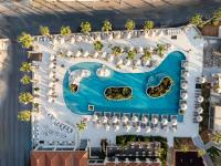 Bazén v ubytovaní Stella Blue Seaside Resort alebo v jeho blízkosti