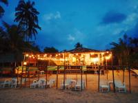 エルニドにあるAmwani Breezeの夜のビーチレストラン