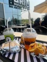 twee drankjes en eten op een dienblad op een tafel bij Elysium Luxury 1Bed Apartment! Opposite to Centaurus Mall in Islamabad