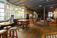 En restaurant eller et andet spisested på Harmonious Greens: Cozy 1-Bed Flat in Harrow