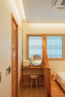 Ein Bett oder Betten in einem Zimmer der Unterkunft Hanok Stay Seowa