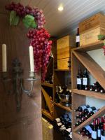 Una habitación con un montón de botellas de vino y una vela. en Guest house with charm, Le figuier, en Vignonet