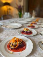 una fila de platos de comida en una mesa en Guest house with charm, Le figuier, en Vignonet