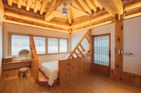 Ein Bett oder Betten in einem Zimmer der Unterkunft Hanok Stay Seowa