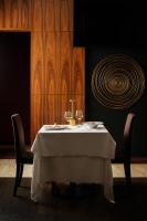 - une table avec deux verres à vin en haut dans l'établissement Le Fontane del Re, à Caserte