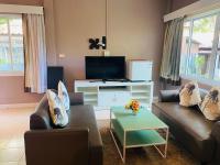 TV a/nebo společenská místnost v ubytování Bella Vista Beach Resort Koh Lipe