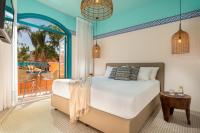 Schlafzimmer mit einem Bett und Blick auf einen Innenhof in der Unterkunft U Splash Resort Eilat in Eilat