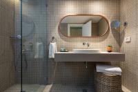 ein Badezimmer mit Dusche, Waschbecken und Spiegel in der Unterkunft U Splash Resort Eilat in Eilat