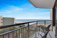 einen Balkon mit 2 Stühlen und Strandblick in der Unterkunft Captivating Coastal Charm - Oceanview Suite! PG 504 in Myrtle Beach